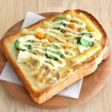 下焼きがポイント 。カリッと『マカロニサラダ トースト』