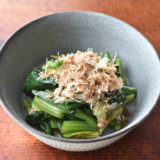 【レンジで】 醤油とかつお節だけ。ほうれん草のおひたし