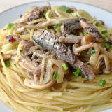 缶汁全部で旨味たっぷり。オイルサーディンとしめじのパスタ