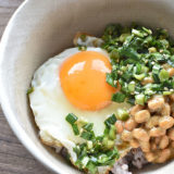 【ニラ醤油】忙しい朝に 目玉焼きのせ納豆丼