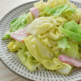 【ワインに合う】春キャベツとベーコンの粉チーズ和え