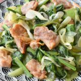 野菜たっぷり。小松菜とむね肉の【ネギ塩だれ】炒め