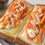 ピリッと美味しい。七味人参のマヨトースト