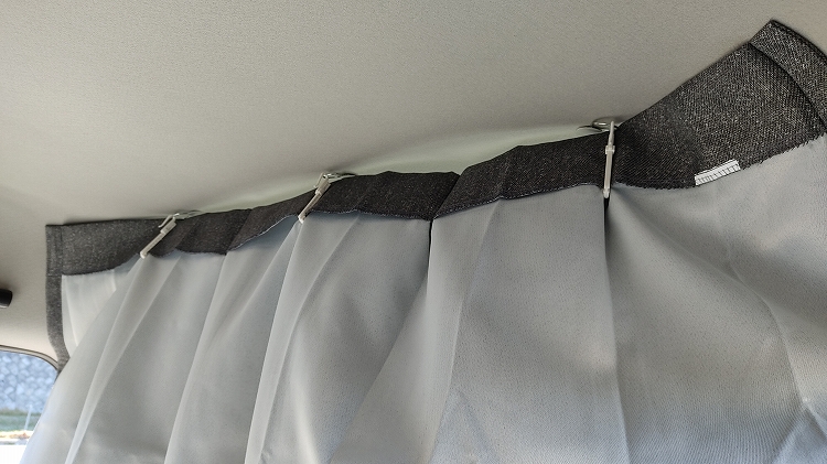 IMG 20201226 101345 - 【車中泊】簡単！工具を一切使わずにカーテンを吊るす方法