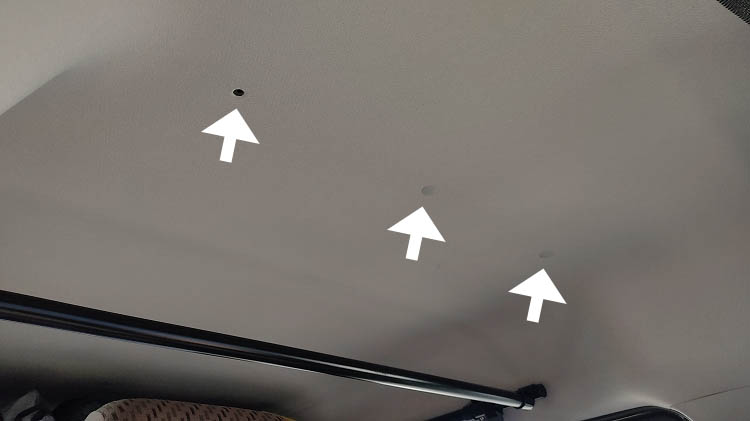hole3 - 【車中泊】簡単！工具を一切使わずにカーテンを吊るす方法
