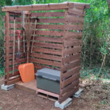 道具を収納する物置きを、キャンプ場に作りました。