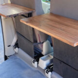 差し込み式で簡単。リアシートで使う 折りたたみテーブルを自作