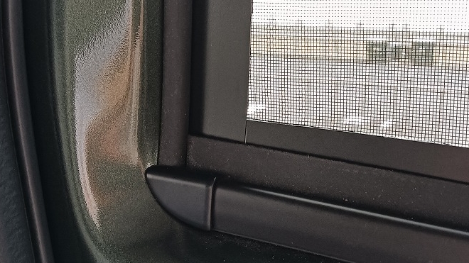 IMG202509280625071 - 【DIY】装着したまま走行OK。PPシートで作る「差し込み式網戸」が最高！