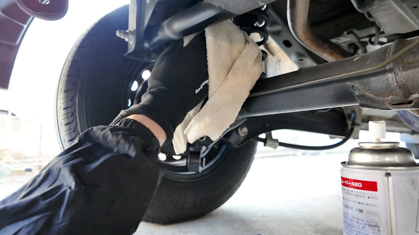 ショックアブソーバー内筒の古い油分を拭き取る様子