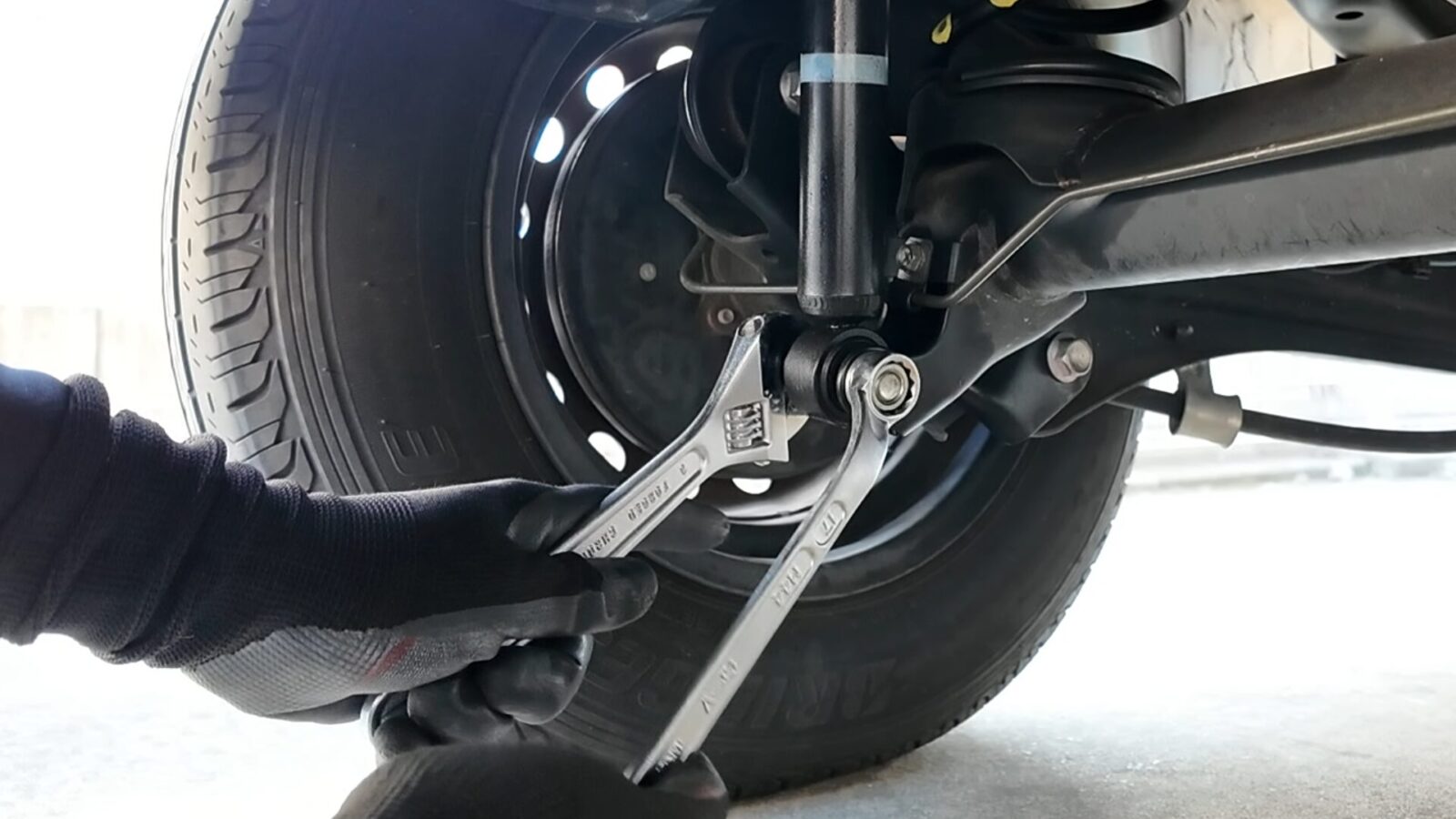 ショック下部ナットの取り外し