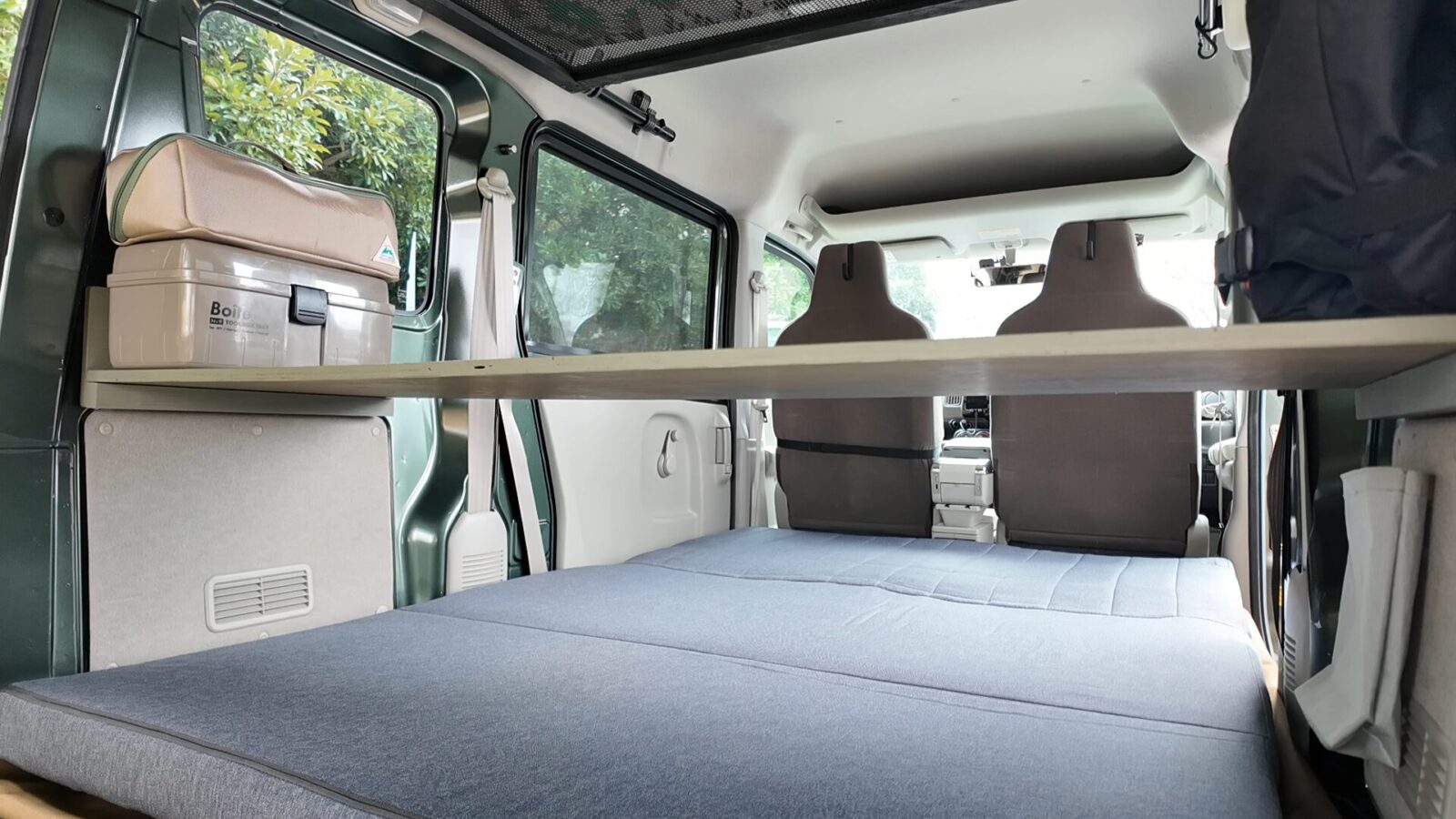 エブリイDA17Vの荷室に設置したソファベッドを展開したシーン