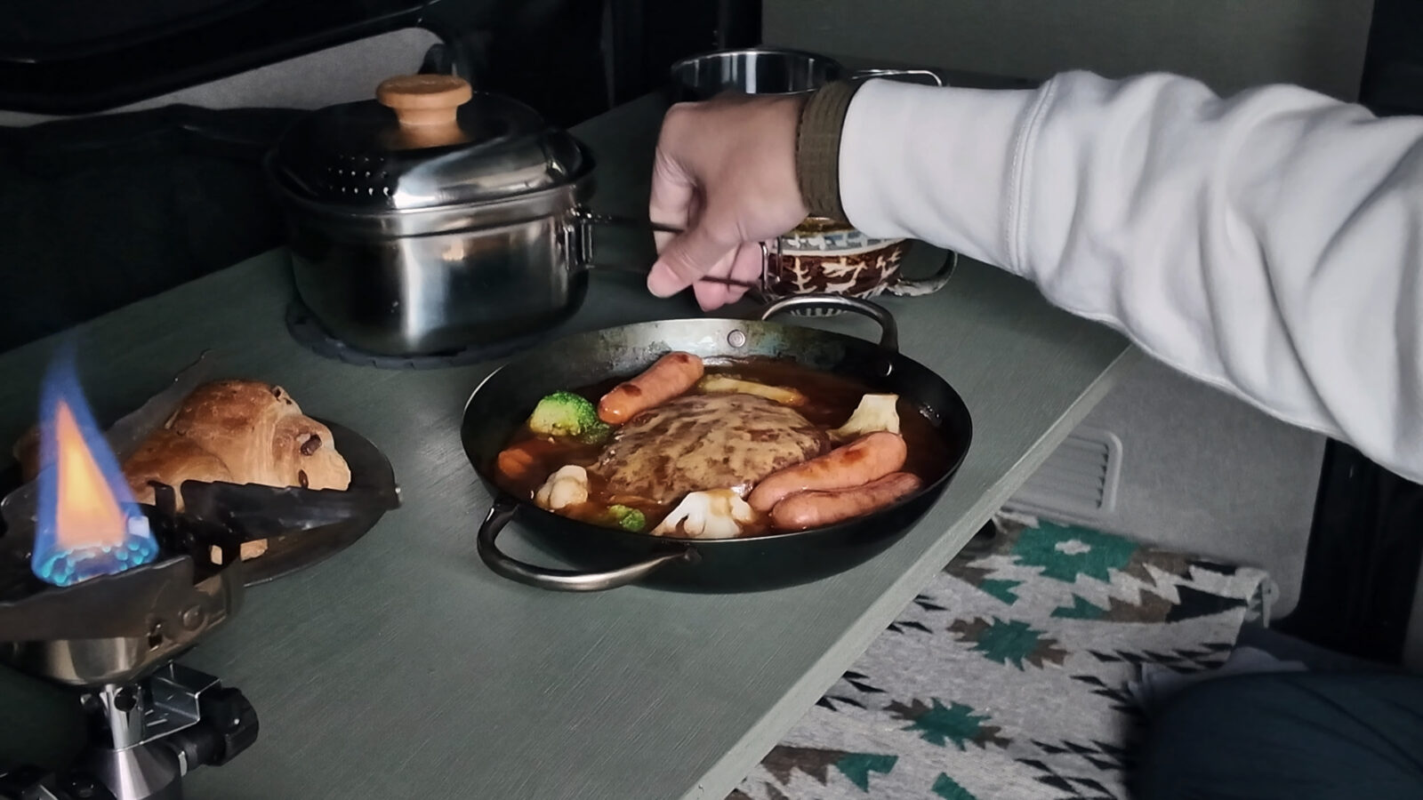 エブリイDA17Vの車内でテーブルを使って食事している様子