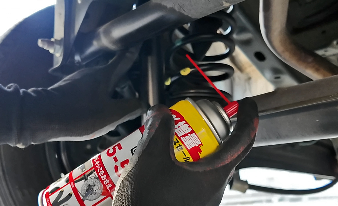 エブリイDA17Vのショックアブソーバーにシリコンスプレー塗布
