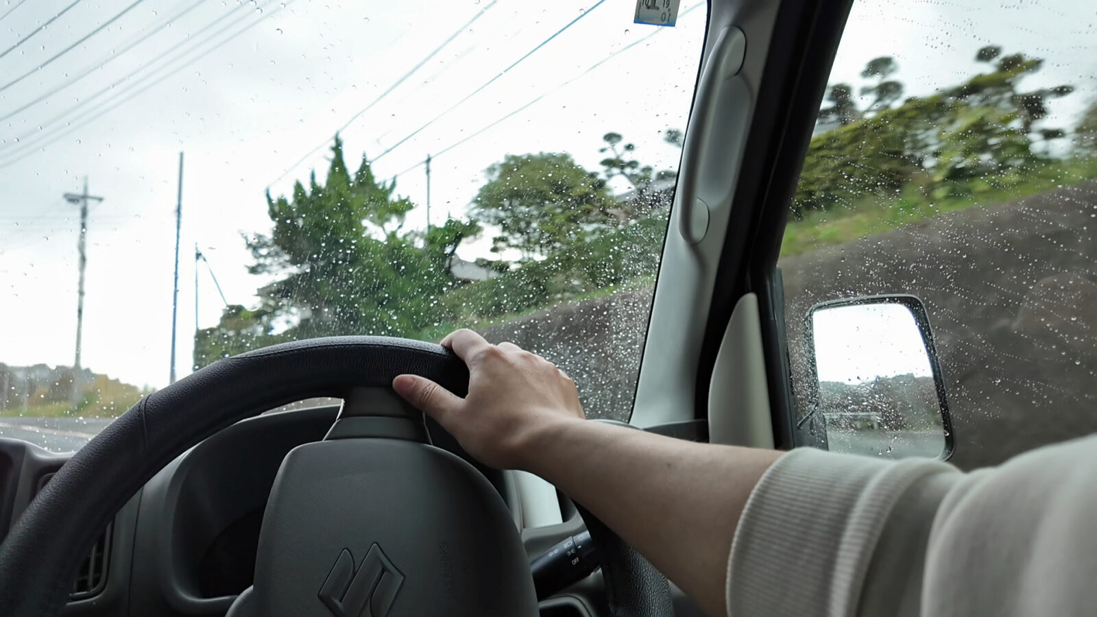 雨の日にエブリイDA17Vで発生する足回りの異音イメージ